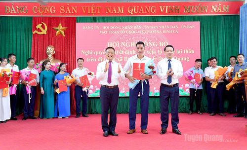 Thường trực Đảng ủy xã Bình Ca trao quyết định cho các đồng chí được chỉ định làm Bí thư Chi bộ các thôn. Ảnh: Huy Hoàng