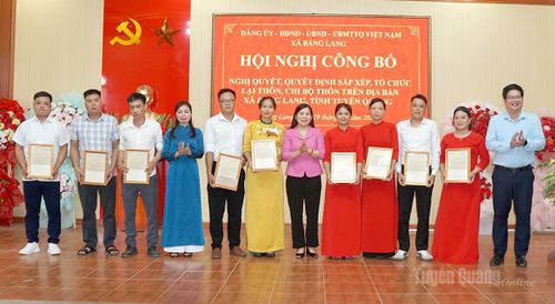 Đồng chí Lê Thị Thanh Trà và lãnh đạo xã Bằng Lang chụp ảnh lưu niệm cùng đội ngũ người hoạt động không chuyên trách cấp xã. Ảnh: Hồng Nhung