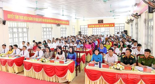 Đồng chí Phó Chủ tịch HĐND tỉnh Phạm Thị Minh Xuân và các đại biểu dự công bố quyết định sắp xếp thôn tại xã Bình Ca. Ảnh: Huy Hoàng