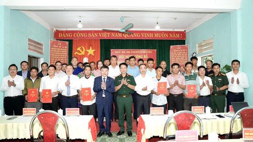 Thiếu tướng Nguyễn Đình Cương, Ủy viên Ban Thường vụ Tỉnh ủy, Chỉ huy trưởng Bộ Chỉ huy Quân sự tỉnh và lãnh đạo xã Sơn Vĩ chụp ảnh lưu niệm cùng các Bí thư Chi bộ thôn. Ảnh: Hoàng Hà - Hà Linh