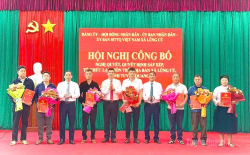 Đồng chí Nguyễn Trung Ngọc, Giám đốc Sở Văn hóa, Thể thao &amp; Du lịch tỉnh trao quyết định thành lập, tặng hoa chúc mừng các chi bộ mới xã Lũng Cú.