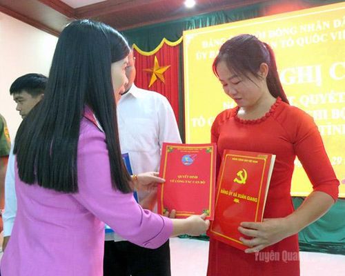 Phó Chủ tịch HĐND tỉnh Lê Thị Thanh Trà trao quyết định cho đồng chí Hoàng Thị Kiệm, Bí thư Chi bộ thôn Chì. Ảnh: Hồng Nhung