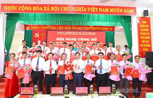 Đồng chí Trần Quang Minh, Ủy viên BTV Tỉnh ủy, Trưởng ban Tổ chức Tỉnh ủy và lãnh đạo xã Sơn Thủy trao quyết định thành lập, tặng hoa chúc mừng các chi bộ mới. Ảnh: Lý Thu