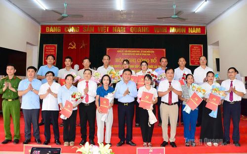 Đồng chí Mai Đức Thông, Ủy viên BCH Đảng bộ tỉnh, Giám đốc Báo và phát thanh truyền hình Tuyên Quang, Chủ tịch Hội Nhà báo tỉnh và lãnh đạo xã Trung Sơn chụp ảnh lưu niệm cùng các Bí thư chi bộ thôn. Ảnh: Minh Hoa