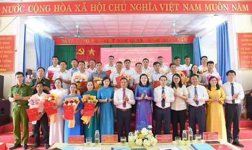 Đồng chí Phó Chủ tịch HĐND tỉnh Phạm Thị Minh Xuân và lãnh đạo Đảng ủy xã Bình Ca cùng các đại biểu chúc mừng Chi bộ các thôn. Ảnh: Huy Hoàng
