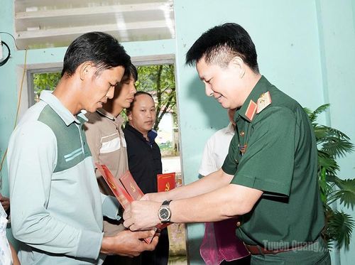 Thiếu tướng Nguyễn Đình Cương, Ủy viên Ban Thường vụ Tỉnh ủy, Chỉ huy trưởng Bộ Chỉ huy Quân sự tỉnh trao quyết định cho các đồng chí được phân công đảm nhiệm nhiệm vụ tại các thôn sau sắp xếp. Ảnh: Hoàng Hà - Hà Linh
