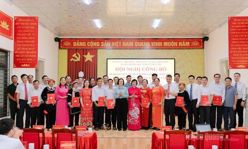 Đồng chí Đào Thị Mai, Ủy viên Ban Chấp hành Đảng bộ tỉnh, Phó Trưởng ban Nội chính Tỉnh ủy và các đồng chí lãnh đạo xã Việt Lâm chúc mừng các đồng chí nhận nhiệm vụ tại hội nghị. Ảnh: Khánh 