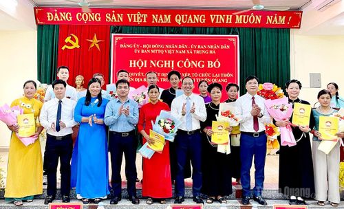 Đồng chí Nguyễn Hưng Vượng và lãnh đạo xã Trung Hà chúc mừng các Ban Công tác Mặt trận các thôn sau sắp xếp.