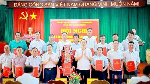 Đồng chí Bùi Văn Tuân, Ủy viên Ban Chấp hành Đảng bộ tỉnh, Phó Trưởng Ban Nội chính Tỉnh ủy và lãnh đạo xã Thông Nguyên chúc mừng các đồng chí nhận nhiệm vụ tại hội nghị.