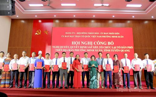 Đồng chí Đinh Thị Thu Hà, Phó Bí thư Đảng ủy phường Minh Xuân trao quyết định cho các Bí thư Chi bộ tổ dân phố sau sắp xếp. Ảnh: Thùy Lê