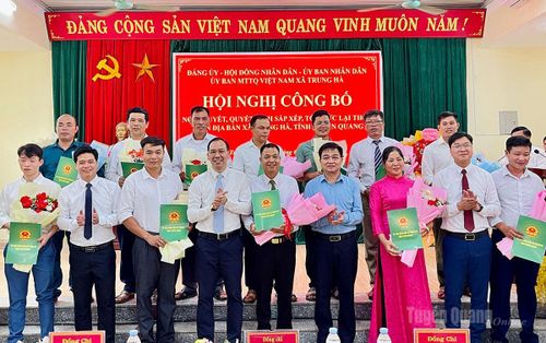 Đồng chí Nguyễn Hưng Vượng và lãnh đạo xã Trung Hà trao quyết định sắp xếp các thôn mới cho đại diện các thôn.