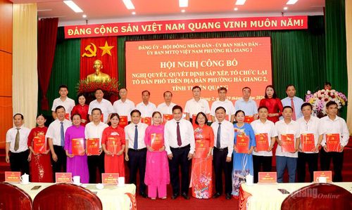 Đồng chí Vàng Seo Cón, Ủy viên BTV Tỉnh ủy, Bí thư Đảng ủy, Chủ tịch HĐND phường Hà Giang 2 trao quyết định cho các bí thư chi bộ tổ dân phố.