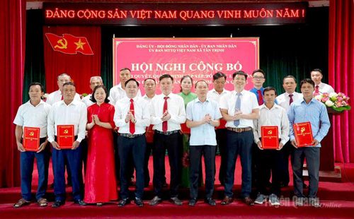 Giám đốc Sở Dân tộc và Tôn giáo Nguyễn Văn Dưng dự hội nghị công bố quyết định sắp xếp, tổ chức lại thôn tại Tân Trịnh.
