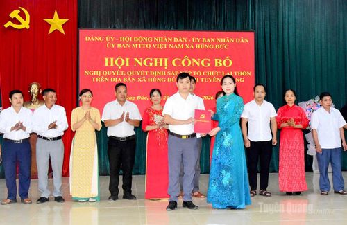 Đồng chí Âu Thị Mai, Ủy viên BCH Đảng bộ tỉnh, Phó Chủ tịch Ủy ban MTTQ Việt Nam tỉnh, Chủ tịch Hội Liên hiệp Phụ nữ tỉnh trao quyết định cho các Bí thư Chi bộ thôn. Ảnh: Mai Dung
