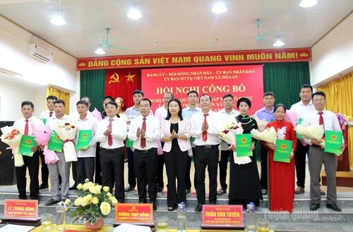 Phó Trưởng ban Tuyên giáo và Dân vận Tỉnh ủy Vương Thúy Hằng cùng lãnh đạo xã Hòa An chúc mừng các đồng chí Trưởng thôn lâm thời sau sắp xếp thôn. Ảnh: Lê Thùy