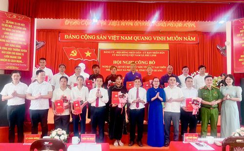Lãnh đạo xã Phú Linh trao quyết định cho các đồng chí tại hội nghị.