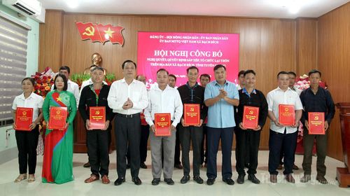 Đồng chí Hầu Minh Lợi, Ủy viên BTV Tỉnh ủy, Phó Chủ tịch Thường trực HĐND tỉnh và lãnh đạo xã Bạch Đích trao quyết định cho đội ngũ cán bộ thôn. Ảnh: Phạm Hoan