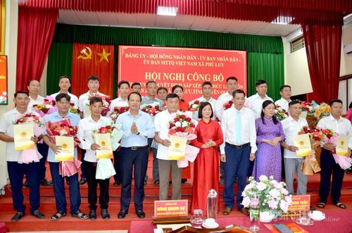 Đồng chí Vân Đình Thảo, Ủy viên Ban Thường vụ Tỉnh ủy, Trưởng Ban Quản lý các khu công nghiệp và kinh tế tỉnh chụp ảnh lưu niệm với đội ngũ trưởng thôn mới của xã Phù Lưu.
