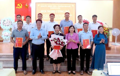 Đồng chí Lê Thị Thanh Trà, Phó Chủ tịch HĐND tỉnh và lãnh đạo xã Bằng Lang tặng hoa chúc mừng và chụp ảnh lưu niệm cùng đội ngũ Trưởng thôn. Ảnh: Hồng Nhung