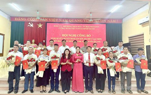 Đồng chí Vương Ngọc Hà, Ủy viên Ban Thường vụ Tỉnh ủy, Phó Chủ tịch UBND tỉnh cùng lãnh đạo xã Minh Thanh chúc mừng các đồng chí Bí thư chi bộ thôn. Ảnh: Minh Hoa