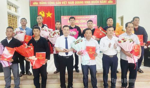 Lãnh đạo xã Niêm Sơn trao quyết định cho các chi bộ thôn được thành lập mới. Ảnh: Sơn Hà