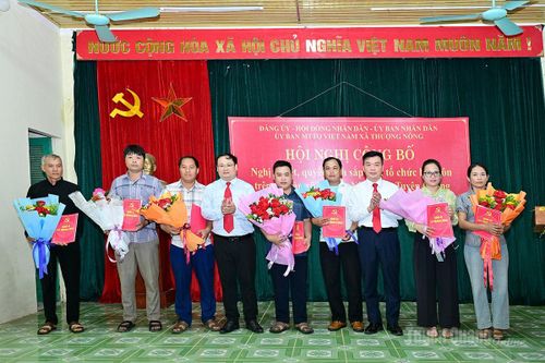Đảng ủy xã Thượng Nông công bố quyết định chỉ định Bí thư chi bộ thôn. Ảnh: Quang Hòa