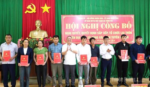 Lãnh đạo xã Tùng Vài chúc mừng các đồng chí nhận nhiệm vụ tại hội nghị. Ảnh: Khánh Huyền