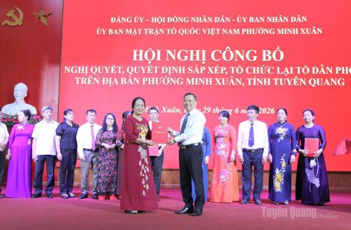 Đồng chí Phó Chủ tịch UBND tỉnh, Bí thư Đảng ủy phường Minh Xuân Đỗ Hùng Đức trao quyết định Chỉ định Bí thư Chi bộ sau sắp xếp tổ dân phố.