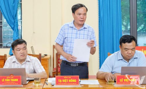 Đại diện lãnh đạo xã Thần Sa báo cáo với Đoàn giám sát.