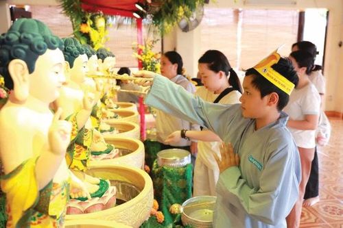 Hồng Sơn thực hiện nghi thức Tắm Phật trong niềm hoan hỷ