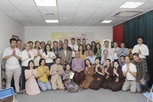  Hòa thượng Thích Huyền Diệu chụp ảnh lưu niệm cùng các Phật tử tại Hội Kinh tế Môi trường Việt Nam. 