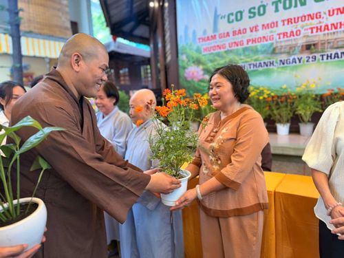 Trong buổi ra mắt mô hình "Cơ sở tôn giáo xanh", Ban Tổ chức tặng cây xanh cho hộ gia đình, phật tử tại địa phương.
