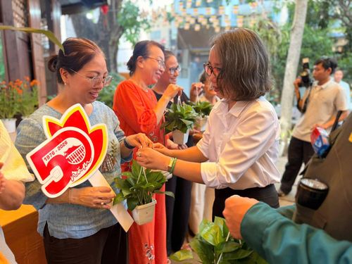 Các hộ dân rất vui khi được nhận cây xanh đem về nhà trồng.