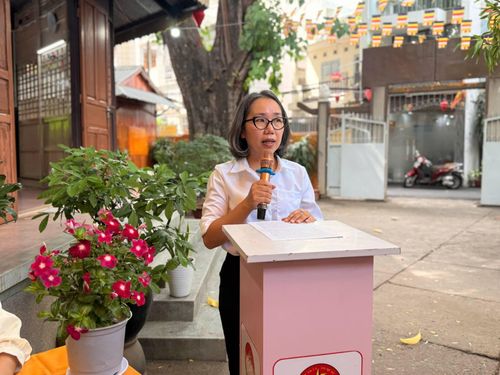 Chủ tịch Ủy ban MTTQ Việt Nam phường Bình Thạnh (TP.HCM) Hoàng Mai Quỳnh Hoa phát biểu tại chương trình.