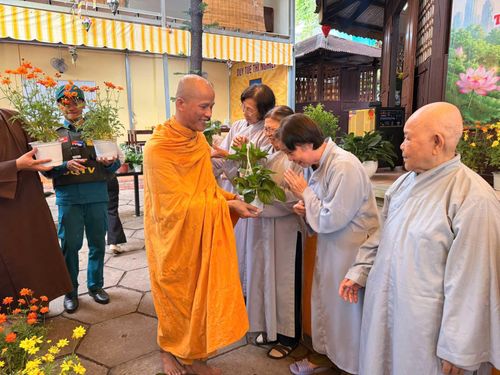 Tặng cây xanh cho các ni sư để trồng trong khuôn viên tịnh xá.