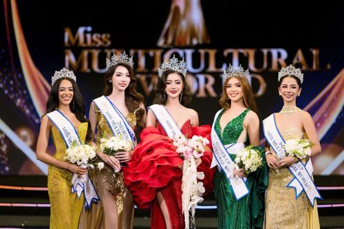 Tân Miss Multicultural World Soe Myintzu Lwin và các Á hậu. Ảnh: BTC