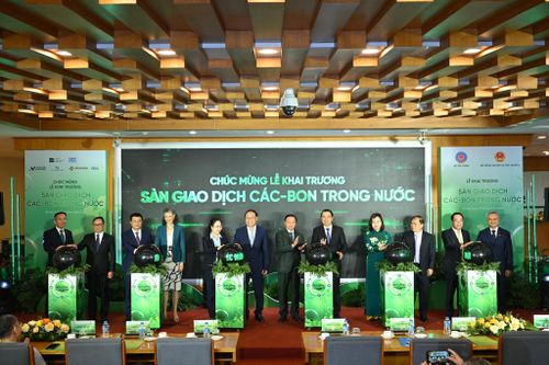 Các đại biểu bấm nút khai trương Sàn giao dịch tín chỉ carbon.