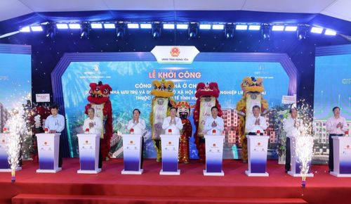 Phó Thủ tướng Thường trực Phạm Gia Túc và các đại biểu thực hiện nghi thức khởi công Dự án đầu tư xây dựng Khu nhà ở xã hội phục vụ công nhân, người lao động Khu công nghiệp Liên Hà Thái. Ảnh: VGP.