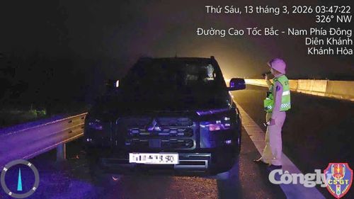 Lái xe dừng, đỗ xe không đúng nơi quy định trên cao tốc ban đêm, không bật đèn cảnh báo nguy hiểm. Ảnh: Cục CSGT.