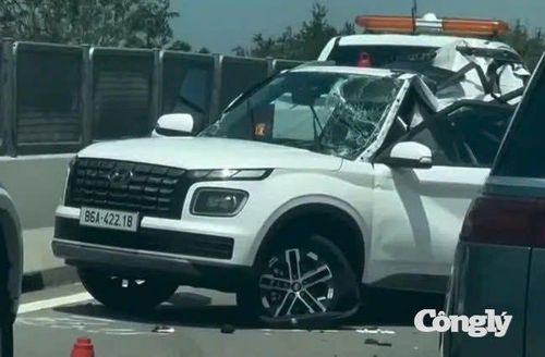 Chiếc xe 5 chỗ đang dừng ở làn ngoài cùng bên phải thì bị xe tải tông từ phía sau đến biến dạng trên cao tốc Cam Lâm – Vĩnh Hảo (tỉnh Khánh Hòa). Ảnh tư liệu.