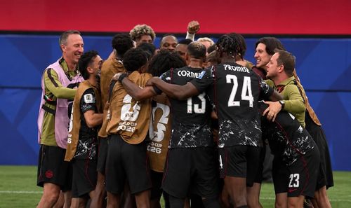 Các cầu thủ Canada vui mừng với lần đầu tiên vào vòng 1/8 của World Cup