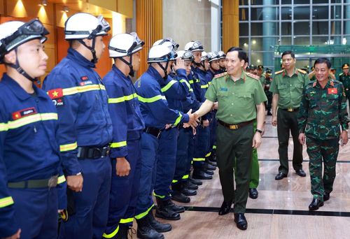 Thứ trưởng Lê Văn Tuyến tiễn Đội cứu nạn, cứu hộ Bộ Công an lên đường thực hiện nhiệm vụ tại Venezuela.