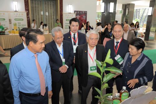 Đồng chí Nguyễn Văn Được (bìa trái), Ủy viên Trung ương Đảng, Chủ tịch UBND TP Hồ Chí Minh dự diễn đàn chuyển đổi xanh và ngày hội tái chế ở TP Hồ Chí Minh.