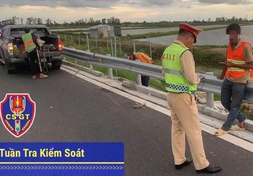 Lực lượng CSGT tuần tra kiểm soát, xử lý vi phạm đối với đơn vị thi công.