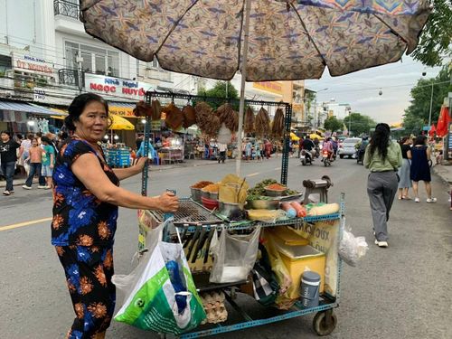 Thức ăn bán rong trên đường phố, tiềm ẩn nguy cơ mất ATTP.