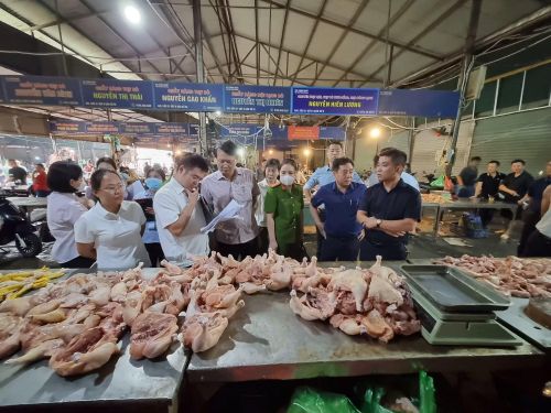 Cơ quan chức năng kiểm tra nguồn gốc và kiểm dịch động vật, điều kiện ATTP tại chợ Phùng Khoang, Hà Nội.