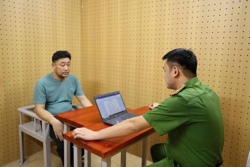 Cơ quan Công an lấy lời khai của Nguyễn Đình Giáp (SN 1984), trú tại tỉnh Nghệ An, có vai trò phiên dịch trong đường dây.