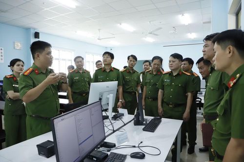 Đại biểu tham quan thực tế các phòng học.