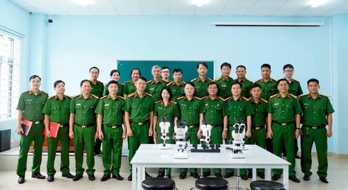 Đại biểu chụp ảnh lưu niệm tại Phòng thực hành Kỹ thuật hình sự.