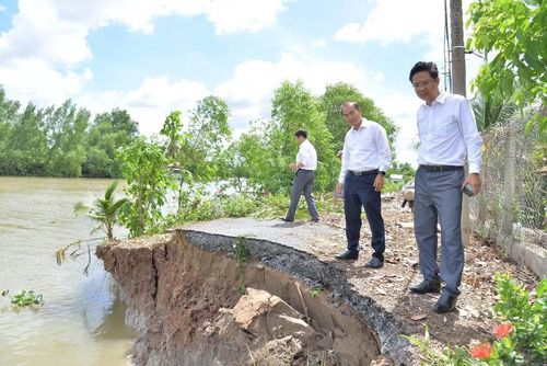 Lãnh đạo Sở Nông nghiệp và Môi trường khảo sát đoạn sạt lở tại xã Hội Cư.